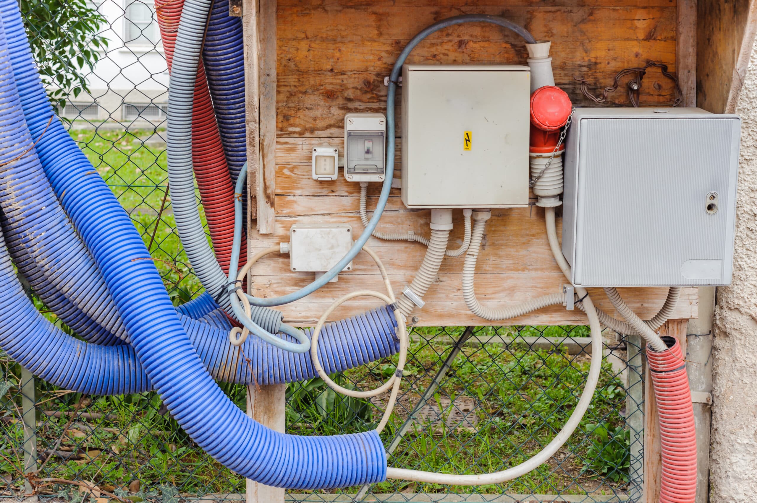 Photo d’exemple : coffrets et gaines électriques sur un chantier